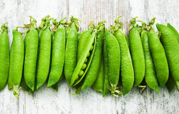 Groene erwten op een tafel