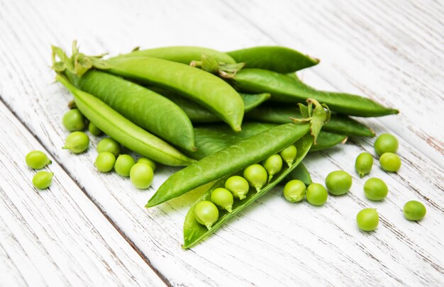 Groene erwten op een tafel