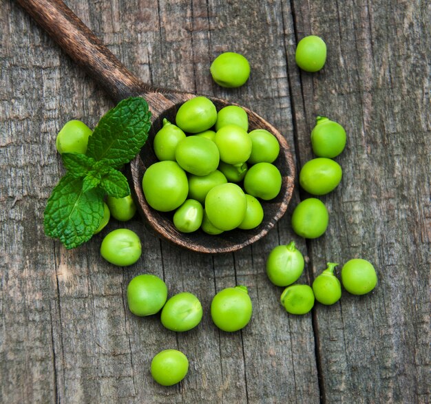 Groene erwten op een tafel