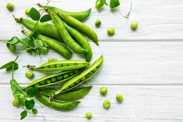 Groene erwten op een witte houten tafel. Gezond eten