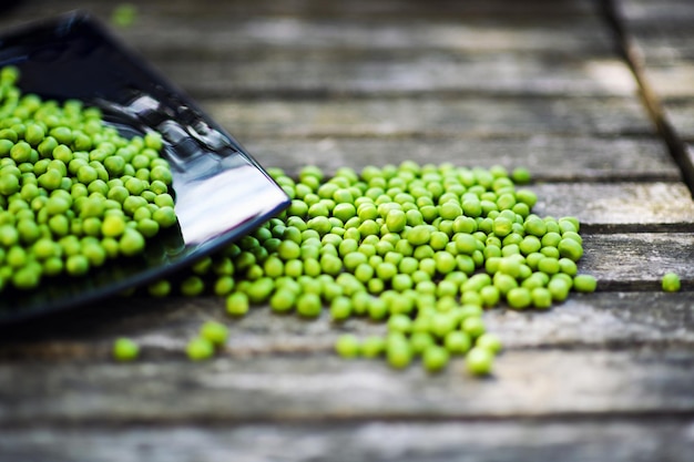 Groene erwten op houten achtergrond