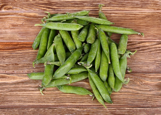 Groene erwten op houten muur. Bovenaanzicht