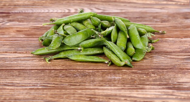 Groene erwten op houten muur. Bovenaanzicht