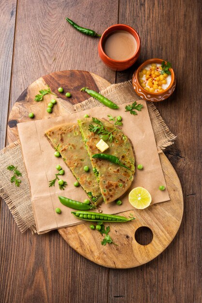 Groene Erwten paratha of flatbread of matar parathas met wrongel en hete thee