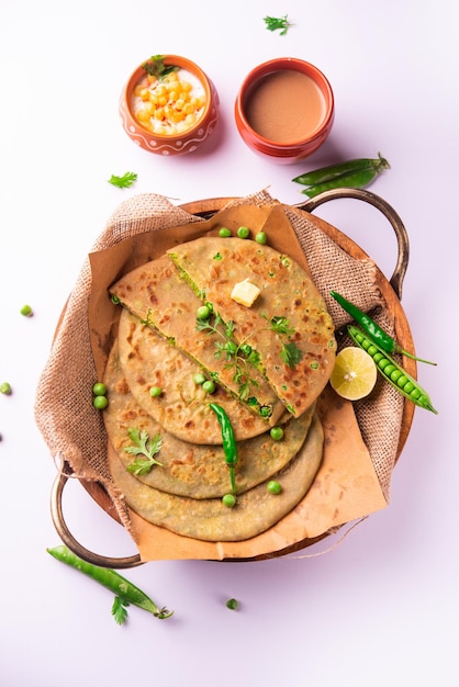 Groene Erwten paratha of flatbread of matar parathas met wrongel en hete thee