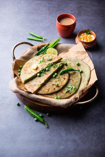 Groene Erwten paratha of flatbread of matar parathas met wrongel en hete thee