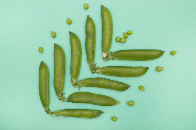 Groene erwtjes op een groene achtergrond