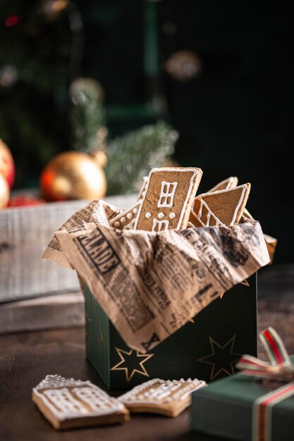 Foto groene feestelijke doos met kerstkoekjes