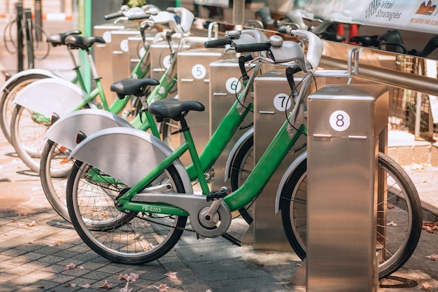 Groene fietsen parkeren in de stationsstad van Bangkok voor een alternatieve manier om verkeersopstoppingen op te lossen en het milieu te sparen
