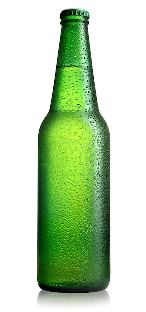 Groene fles bier geïsoleerd op een witte achtergrond