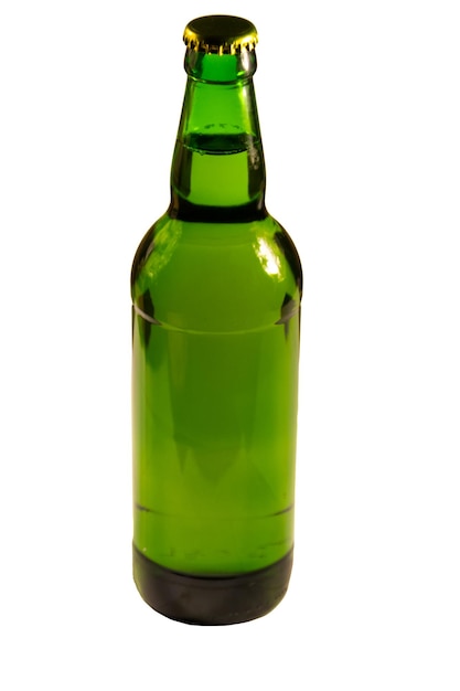 Groene fles bier geïsoleerd op witte achtergrond