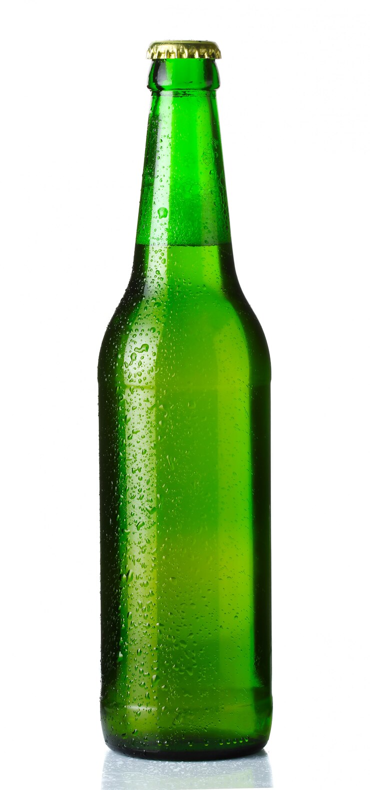 Groene fles bier met druppels op wit