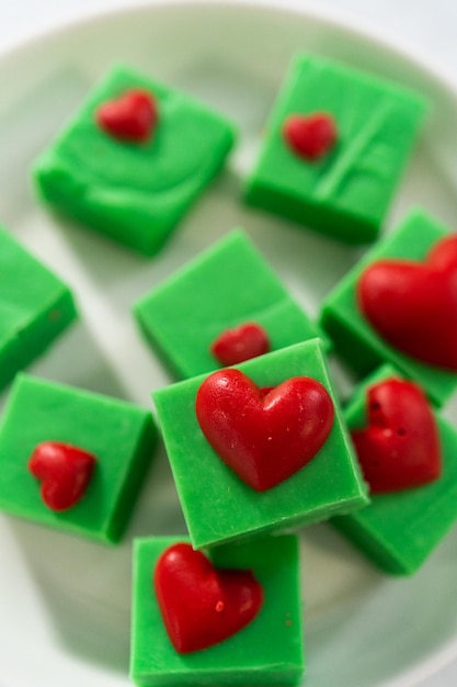 Groene fudge met rode hartjes