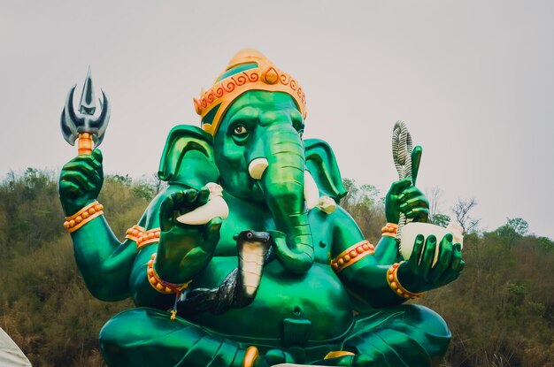 Groene ganesh-heer in hindoetempel in filmische toon