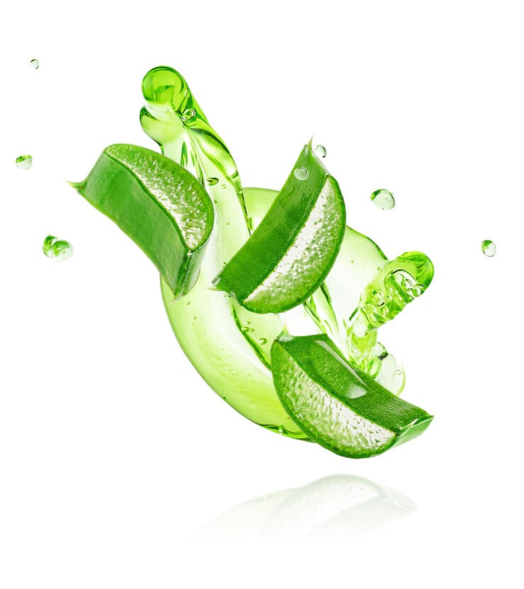 Groene gel stroomt met aloë vera plakjes geïsoleerd op een witte achtergrond met uitknippad. Hoge kwaliteit foto