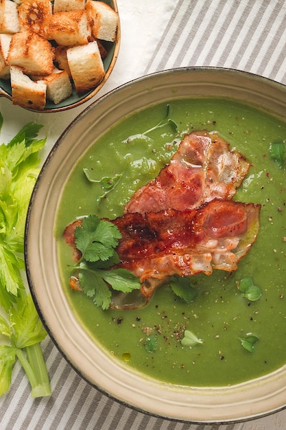 groene gepureerde soep met spek en croutons zelfgemaakt geen mensen