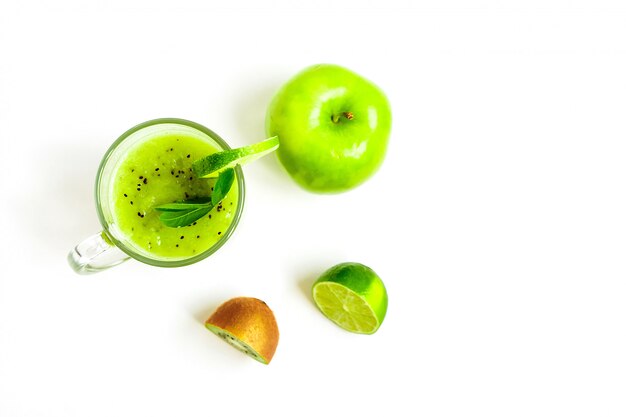 Groene gezonde cocktail van kiwi, groene appel, limoen en munt die op witte hoogste mening wordt geïsoleerd als achtergrond