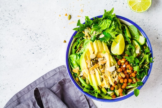 Groene gezonde salade met avocado