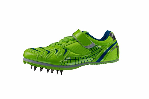 Groene glanzende sneaker met spikes op een witte achtergrond Sportschoenen