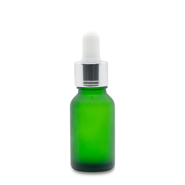 Groene glazen druppelaar serum fles op wit