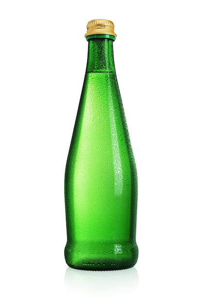 Groene glazen fles mineraalwater zonder etiket geïsoleerd op een witte achtergrond