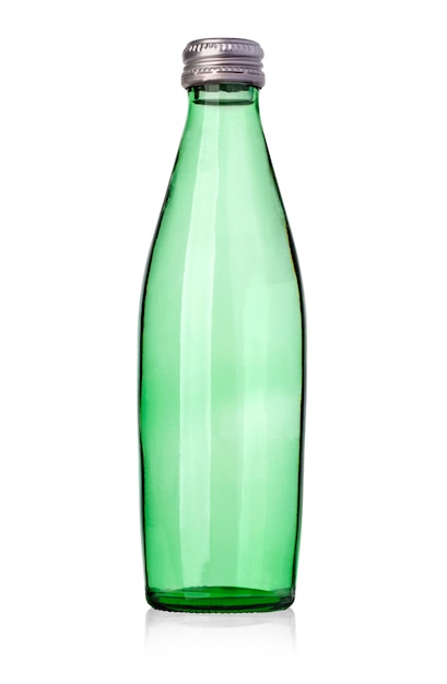 Groene glazen fles op een witte achtergrond