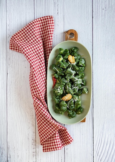 Groene gnocchi gemaakt met spinazie, aardappelen en bloem