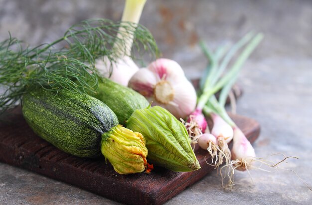 Groene groente. courgette, uien, dille, komkommer, knoflook.