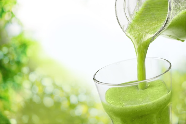 Groene groente smoothie in glas