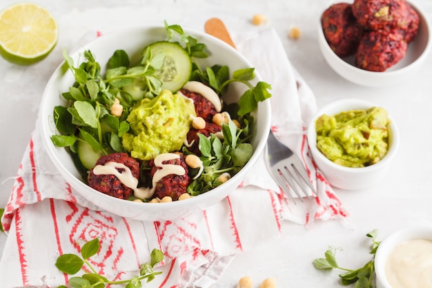 Groene groente veganistische salade met gehaktballetjes van bieten