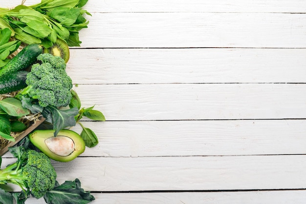 Groene groenten en fruit op een witte houten achtergrond Gezonde voeding Bovenaanzicht Ruimte kopiëren