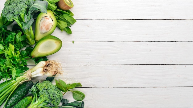 Groene groenten en fruit op een witte houten achtergrond Gezonde voeding Bovenaanzicht Ruimte kopiëren