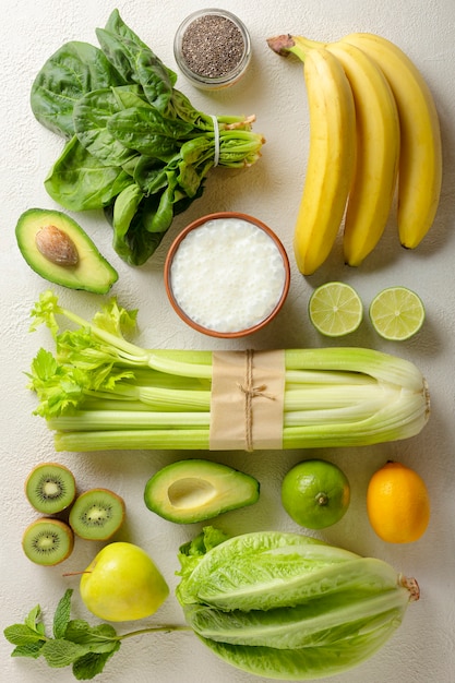 Groene groenten en fruit zijn de ingrediënten voor een detoxdrank