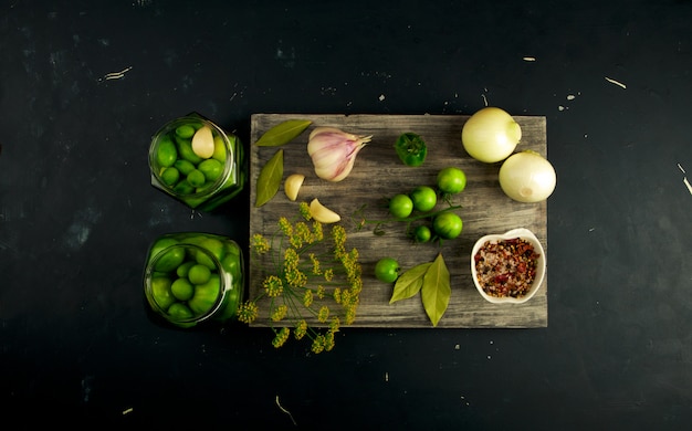 Groene groenten en kruiden op houten snijplank