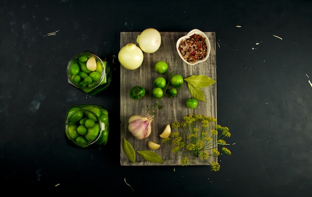 Groene groenten en kruiden op houten snijplank