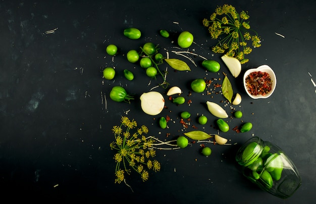 Groene groenten op een donkere ondergrond