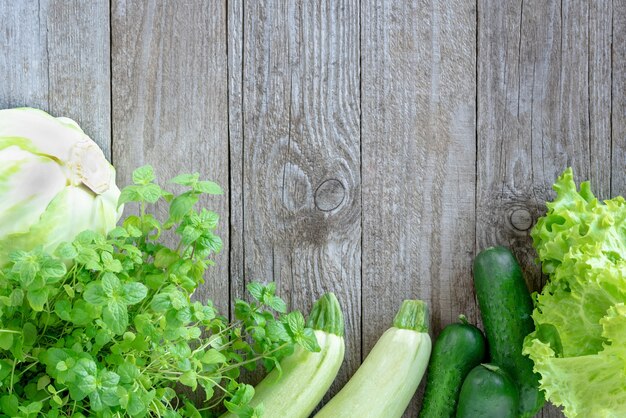 Groene groenten op een houten tafel.