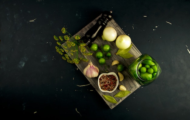 Groene groenten op houten tafel