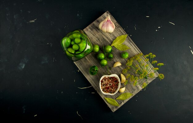 Groene groenten op houten tafel