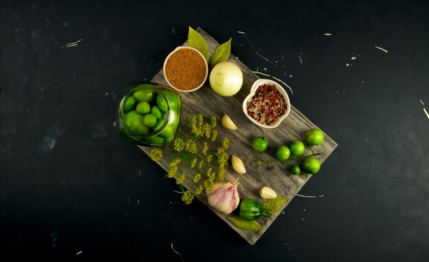 Groene groenten op houten tafel