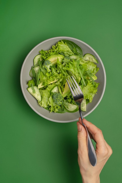 Groene groentesalade op groene achtergrond