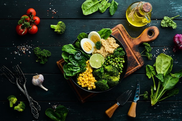 Groene groenteschaal boeddha quinoa groene erwten maïs spinazie broccoli ei gezonde voeding bovenaanzicht vrije ruimte voor uw tekst