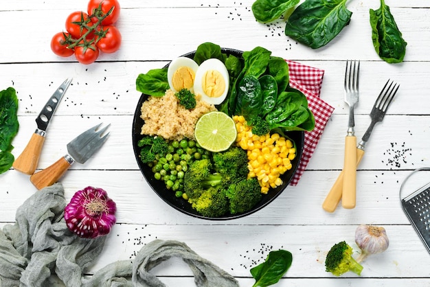 Groene groenteschaal Boeddha quinoa groene erwten maïs spinazie broccoli ei Gezonde voeding Bovenaanzicht Vrije ruimte voor uw tekst