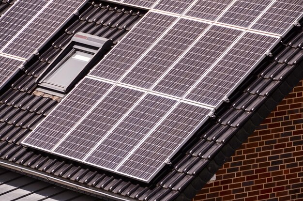 Groene hernieuwbare energie met fotovoltaïsche panelen