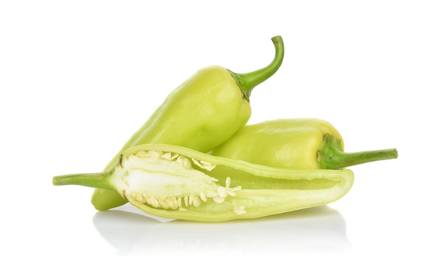 Groene hete chili peper geïsoleerd op de witte achtergrond.
