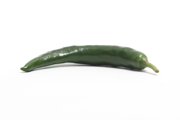 Groene hete chili peper zijbeeld geïsoleerd op witte achtergrond clipping pad