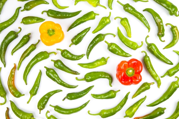 Foto groene hete pepers en rode en gele paprika's op een witte achtergrond vitamine groenten voor de gezondheid