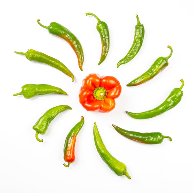 Groene hete pepers en rode paprika's vitamine groenten voor de gezondheid
