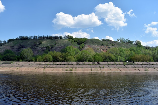 Groene heuvels aan de oever van de rivier