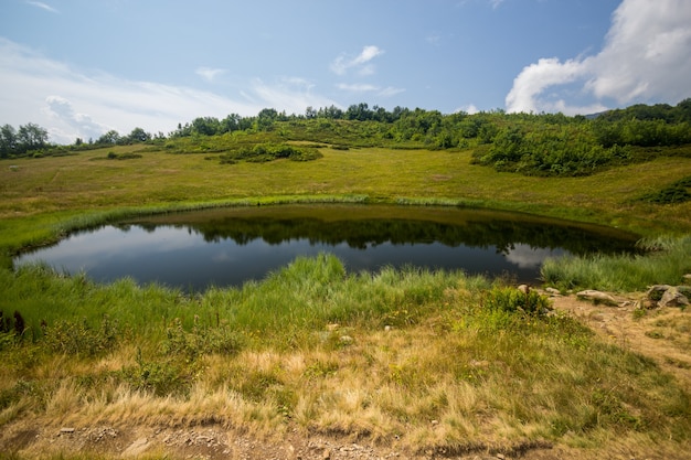 Groene heuvels en bergmeer